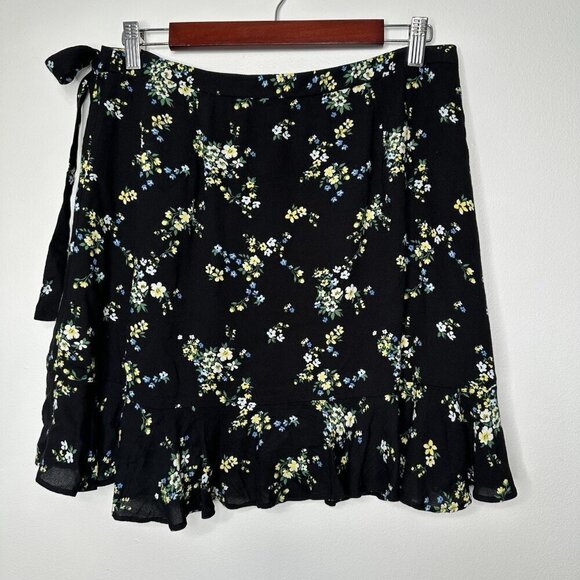 Banana Republic Mini Skirt Size 10 petite Black Wrap Ditsy Floral - Picture 2 of 8